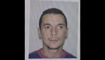 FOTO-Ky është autori i arrestuar i grabitjes së supermarketit në Tiranë, hyri i maskuar dhe me thikë në dorë dhe..