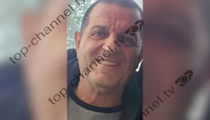 Foto/ Plagosi vajzën e tij dhe kolegun e saj në Durrës, ky është autori 56-vjeçar