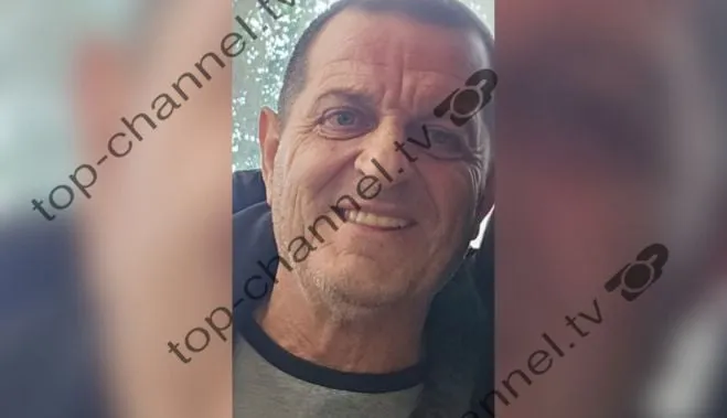 Foto/ Plagosi vajzën e tij dhe kolegun e saj në Durrës, ky është autori 56-vjeçar