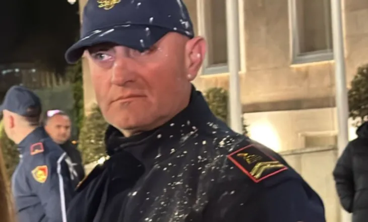 Foto/ Protesta e “Shqipëria Bëhet” përpara Kryeministrisë, polici goditet nga një qese me miell