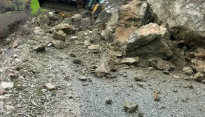 FOTO/ Rrëshqitje dherash në rrugën Elbasan–Gjinar, bllokohet për 1 orë qarkullimi rrugor