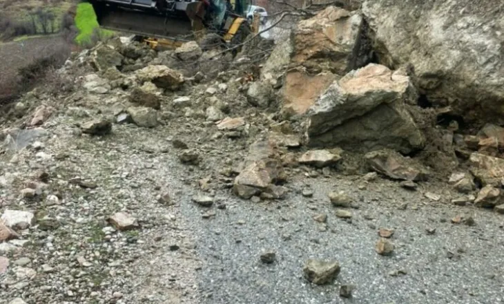 FOTO/ Rrëshqitje dherash në rrugën Elbasan–Gjinar, bllokohet për 1 orë qarkullimi rrugor