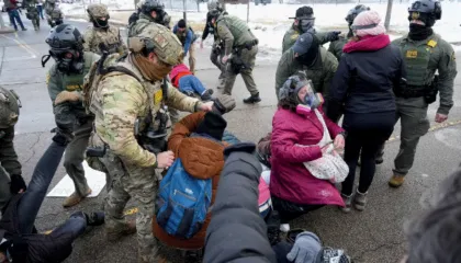 FOTO/ Vrasja e 37-vjeçares nga agjenti i ICE-së në Minneapolis, protestuesit përleshen me forcat e rendit