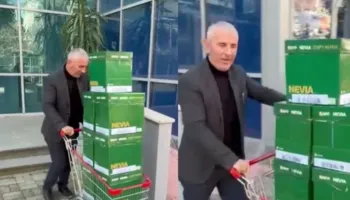 Fotolajm/ Avokati i Safet Bajrit bëhet viral, merr me karrocë fashikujt hetimorë