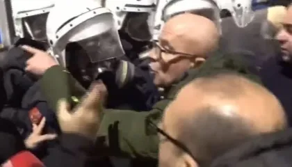 FOTOLAJM/ Deputeti me kobure përplaset me policët që ndiqnin protestuesit në rrugët e Tiranës