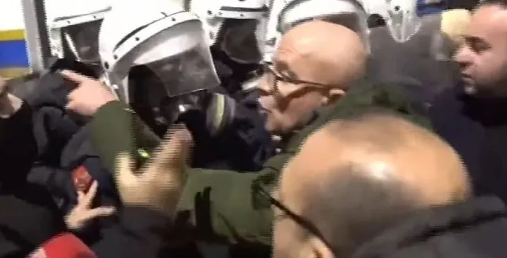 FOTOLAJM/ Deputeti me kobure përplaset me policët që ndiqnin protestuesit në rrugët e Tiranës