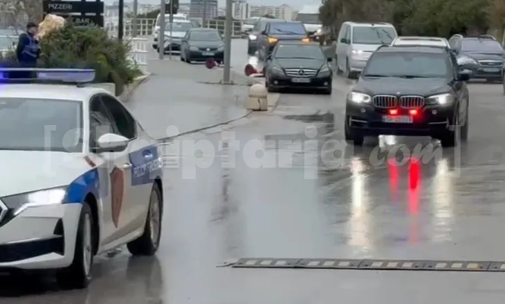 FOTOLAJM / Dhëndri i Donald Trump mbërrin në Vlorë, takim me një studio arkitekturore për Sazanin