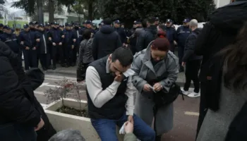 FOTOLAJM/ Lapaj i lënduar, policia shkul bombolat e gazit dhe çadrat, çfarë nuk u pa nga përleshja para Kryeministrisë