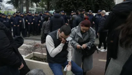 FOTOLAJM/ Lapaj i lënduar, policia shkul bombolat e gazit dhe çadrat, çfarë nuk u pa nga përleshja para Kryeministrisë