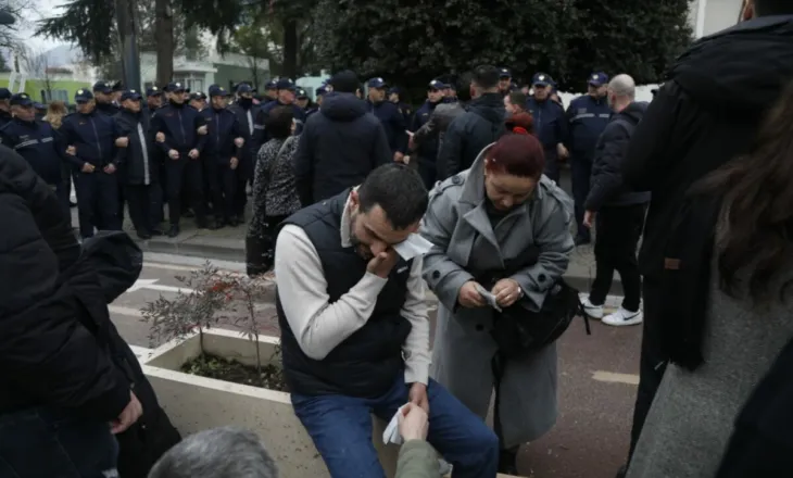 FOTOLAJM/ Lapaj i lënduar, policia shkul bombolat e gazit dhe çadrat, çfarë nuk u pa nga përleshja para Kryeministrisë