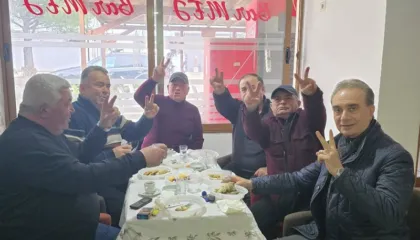 FOTOLAJM/ Meze e raki para se të nisen për protestë, deputeti Luan Baçi ndan foton me 5 demokratë