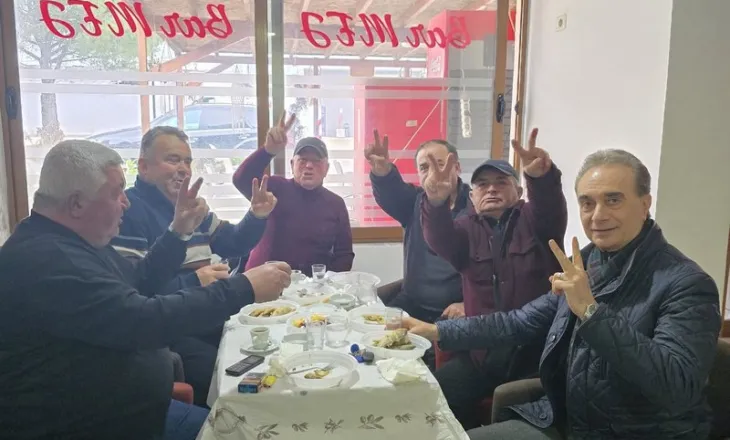 FOTOLAJM/ Meze e raki para se të nisen për protestë, deputeti Luan Baçi ndan foton me 5 demokratë