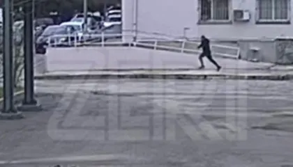 FOTOLAJM/ Momenti kur Altin Ndoci largohet me vrap nga spitali