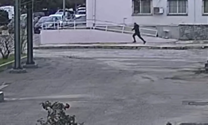 FOTOLAJM/Momenti kur i burgosuri Altin Ndoci arratiset me vrap nga spitali dhe iu ikën efektivëve