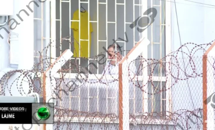 FOTOLAJM/ Në kohën e ajrimit, ish-ministri Beqaj luan shah në burgun e Durrësit