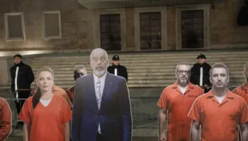 FOTOLAJM/ Qytetarët me pankarta në duar mesazh Ramës në foltoren e PD-së: Dorëheqje, o derëzinj