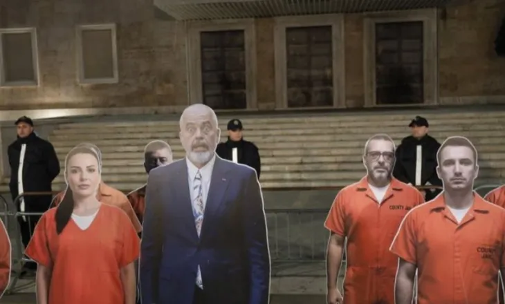 FOTOLAJM/ Qytetarët me pankarta në duar mesazh Ramës në foltoren e PD-së: Dorëheqje, o derëzinj