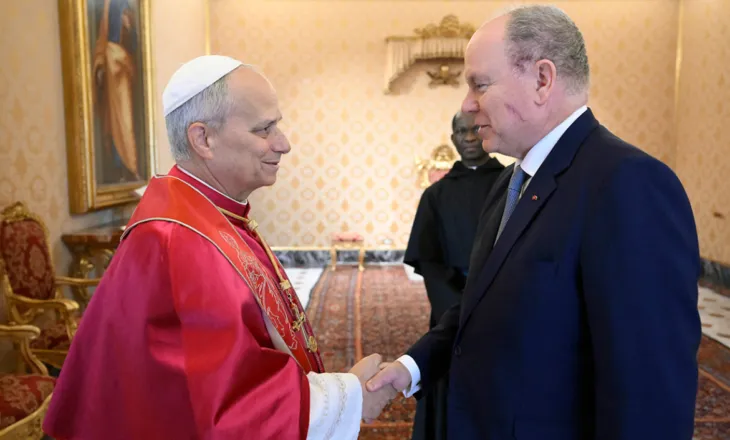 FOTOT/ Çfarë po ndodh me princin e Monakos, shfaqet me shenja të dukshme në fytyrë.. Albert II merr vëmendjen gjatë takimit me Papën