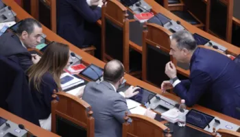 FOTOT/ Mungesa e Sali Berishës në Kuvend, ja kush e merr në dorë drejtimin e opozitës. Çfarë nuk u pa nga seanca