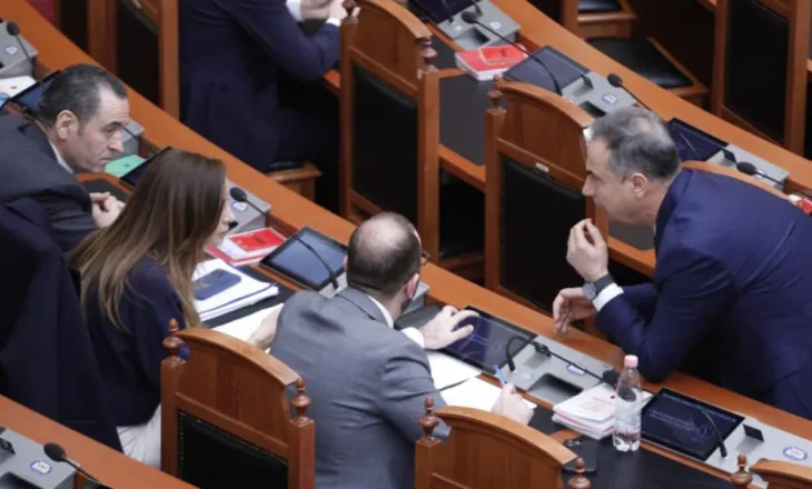 FOTOT/ Mungesa e Sali Berishës në Kuvend, ja kush e merr në dorë drejtimin e opozitës. Çfarë nuk u pa nga seanca