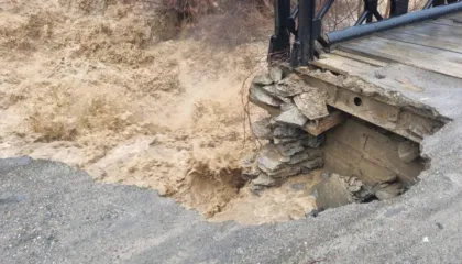 FOTOT/ Përmbytjet rrezikojnë urën që lidh dy lagjet e fshatit Orgjost në Kukës, ndërpritet energjia
