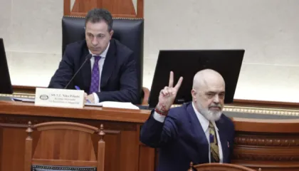 FOTOT/ Seanca për Bordin e Paqes, Paloka e Boçi i afrohen Ramës në foltore. Kryeministri përshëndet opozitën me dy gishta. Çfarë nuk u pa