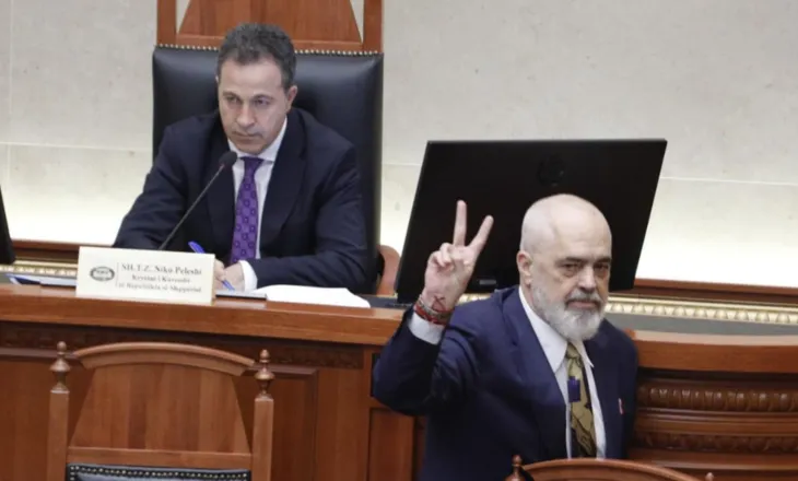 FOTOT/ Seanca për Bordin e Paqes, Paloka e Boçi i afrohen Ramës në foltore. Kryeministri përshëndet opozitën me dy gishta. Çfarë nuk u pa