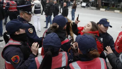 FOTOT/ “Turp, turp”, nuk u lejohen çadrat, përplasje mes protestuesve të “Shqipëria Bëhet” dhe policisë. Një qytetar rrëzohet në tokë