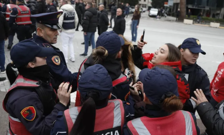 FOTOT/ “Turp, turp”, nuk u lejohen çadrat, përplasje mes protestuesve të “Shqipëria Bëhet” dhe policisë. Një qytetar rrëzohet në tokë