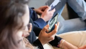 Franca synon ndalimin e mediave sociale për fëmijët nën 15 vjeç deri në shtator