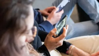 Franca synon ndalimin e mediave sociale për fëmijët nën 15 vjeç deri në shtator