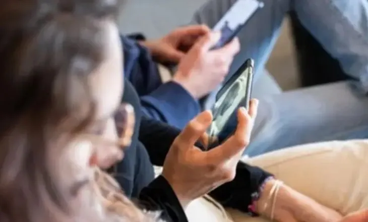 Franca synon ndalimin e mediave sociale për fëmijët nën 15 vjeç deri në shtator