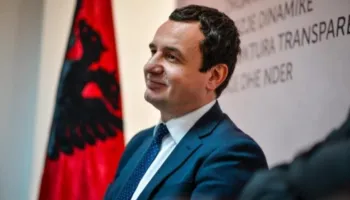 Frikë apo kujdes? Albin Kurti shfaqet me ushqim me vete teksa shkon në zyrë