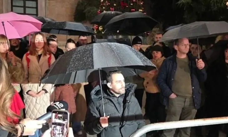 Ftesë zyrtare nga Berisha për t’u ulur tryezë? Lapaj i bindur: Ne na duhen qytetarët në shesh