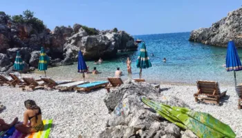 Fund abuzimeve me çmimet e çadrave dhe shezlongëve, bashkitë përcaktojnë ‘tavanin’