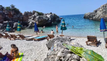 Fund abuzimeve me çmimet e çadrave dhe shezlongëve, bashkitë përcaktojnë ‘tavanin’