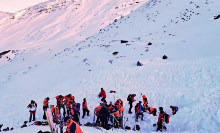 Fundjavë e zezë në Alpe, tetë skiatorë të vdekur brenda një dite nga orteqet