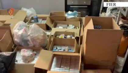 Furnizonte farmacitë e Fierit me ilaçe të skaduara, arrestohet 42-vjeçari