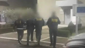 Fusnin drogë në burg, 3 personave iu vihen prangat në Elbasan, mes tyre policit dhe një gruaje