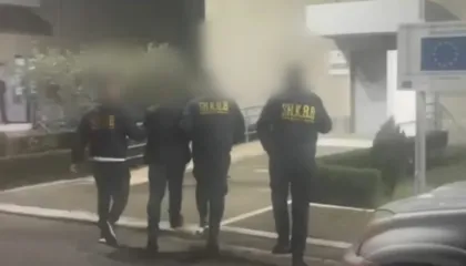 Fusnin drogë në burg, 3 personave iu vihen prangat në Elbasan, mes tyre policit dhe një gruaje