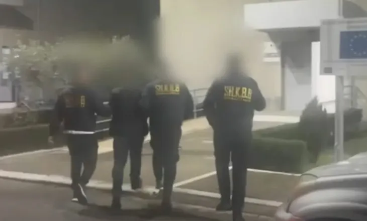 Fusnin drogë në burg, 3 personave iu vihen prangat në Elbasan, mes tyre policit dhe një gruaje