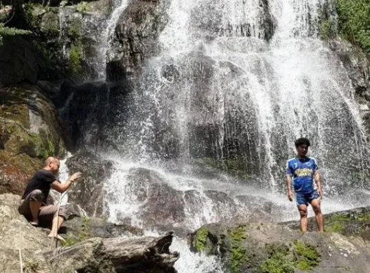 Futbollisti francez rrëzohet nga ujëvara dhe humb jetën teksa po bënte ‘selfie’ me të dashurën