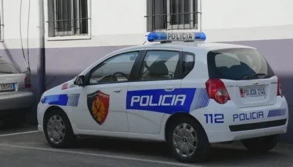 Futën drogë në burgun e Elbasanit, arrestohet efektivi dhe familjarja e të burgosurit