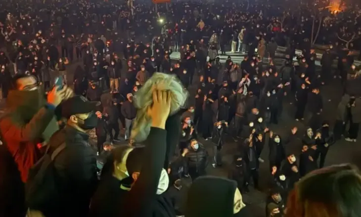 Gardat e Revolucionit kërcënojnë protestuesit në Iran, 50 të vrarë deri tani