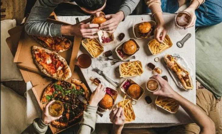 Gati gjysma e ushqimeve ‘takeaway’ përmbajnë më shumë kripë sesa deklarohet