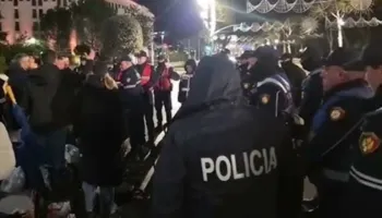 Gaz lotësjellës dhe shishe para Kuvendit/ Boçi tenton të qëllojë efektivët