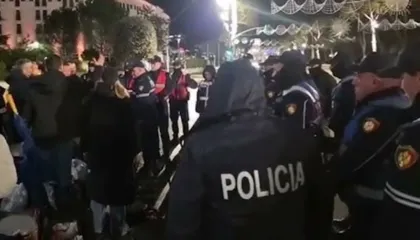 Gaz lotësjellës dhe shishe para Kuvendit/ Boçi tenton të qëllojë efektivët