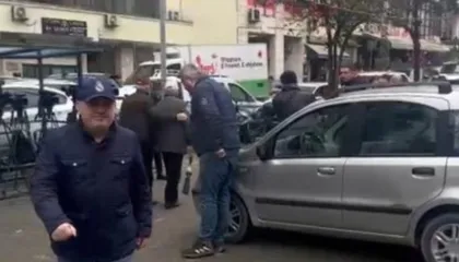 Gazetari Artan Hoxha paraqitet në SPAK, dorëzon audio-përgjimin origjinal për “21 Janarin” (VIDEO)