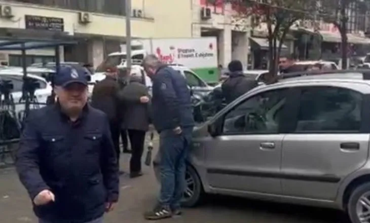 Gazetari Artan Hoxha paraqitet në SPAK, dorëzon audio-përgjimin origjinal për “21 Janarin” (VIDEO)