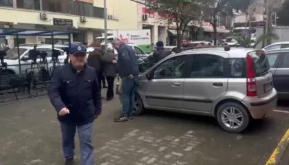 Gazetari Artan Hoxha paraqitet në SPAK, dorëzon audio-përgjimin origjinal për 21 Janarin: Vrasjet nuk janë kryer nga pakujdesia, por me urdhër